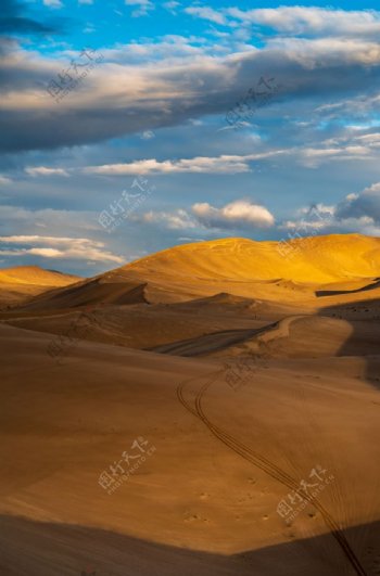 蓝天白云下的沙漠图片