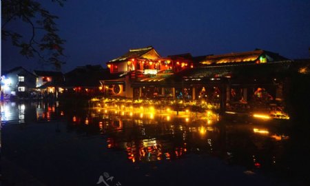 江南古镇水乡夜景图片