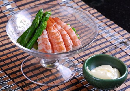日韩料理虾芦笋沙拉图片