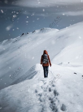 雪地步行的女性图片