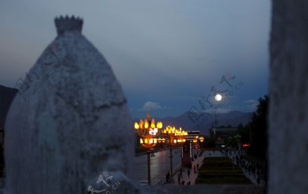 西藏布达拉宫赏月图片