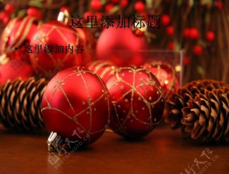 一堆红色圣诞彩球图片