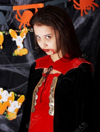 在万圣节服装的女孩在一个吸血鬼