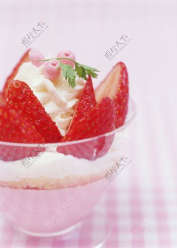清凉一夏草莓白雪甜甜