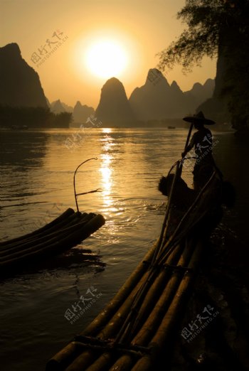 日落渔民图片