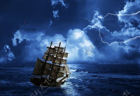 狂风暴雨中航行的帆船摄影图片