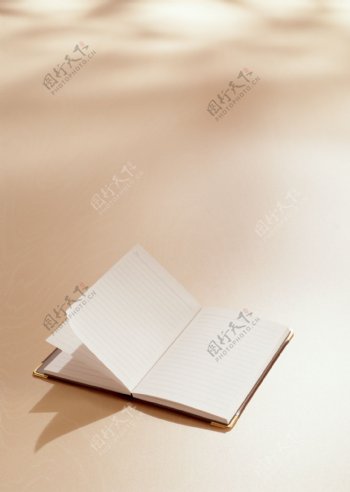 纸张素材一本打开笔记本