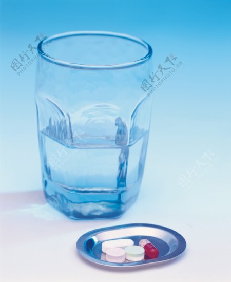 药片与杯子图片