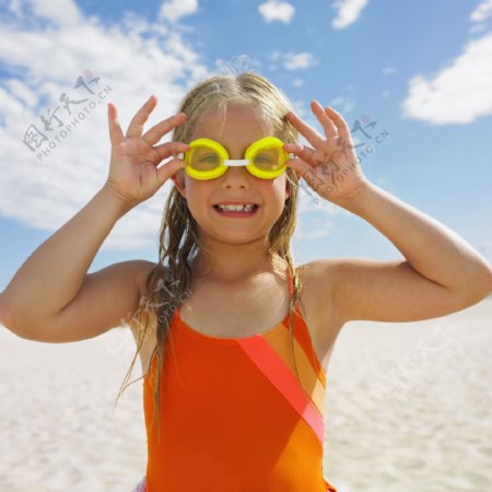 沙滩带着游泳眼镜的小美女图片