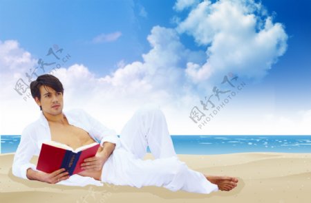 沙滩上看书的男士