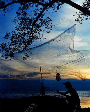 渔夫织网图片