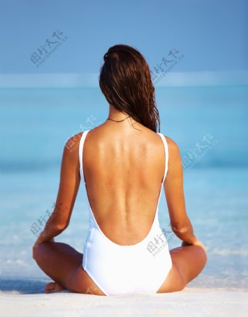海边沙滩打坐的美女图片