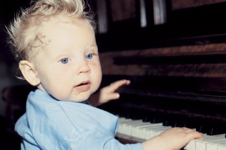 弹钢琴的小孩图片