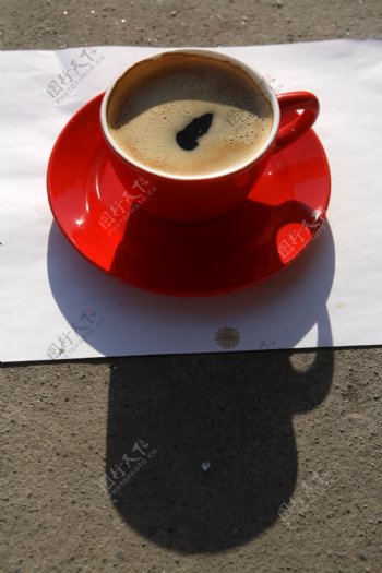 盛咖啡的红色咖啡杯图片