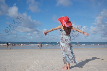 拥抱大海的红帽子女孩图片