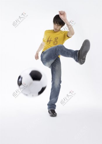 踢足球的大学生图片