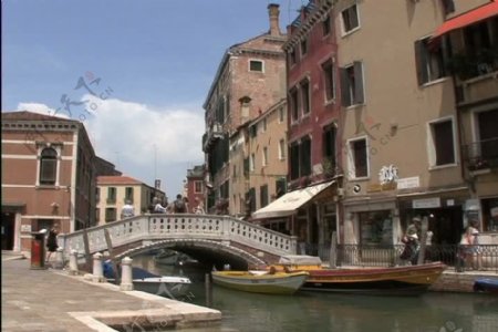 通过桥威尼斯股票视频在运河船视频免费下载
