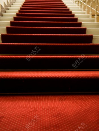 铺红地毯的楼梯素材图片