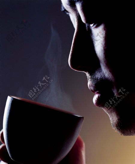 喝咖啡的男人图片