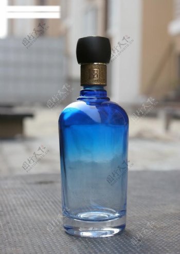 兰色的漂亮酒瓶图片