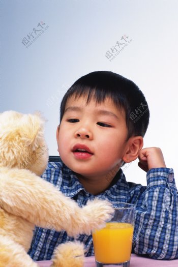 中国小男孩与玩具图片