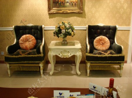 经典欧式家具单人沙发与茶几图片