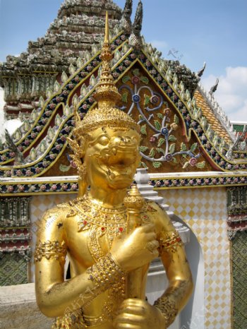 金色的雕像在玉佛寺