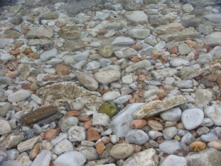 大海底部干净的鹅卵石