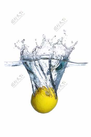 坠入水中的柠檬图片素材