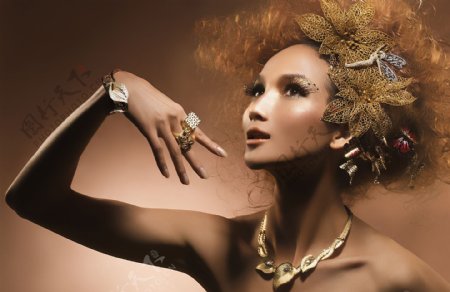 黄超燕芭莎珠宝杂志黄金饰品平面造型图片