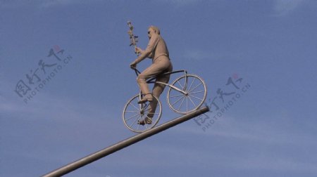 人在自行车股票视频雕塑
