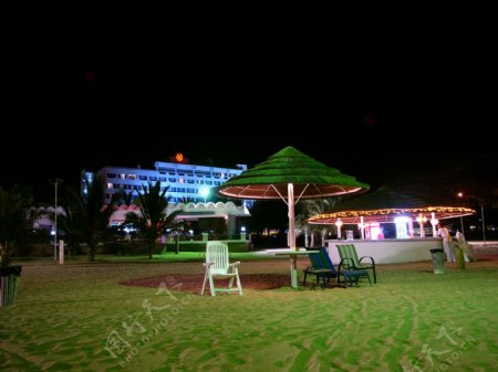 夜幕下的酒店海滩图片
