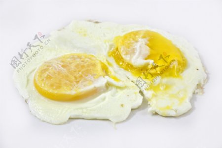 半煎两个鸡蛋的煎蛋卷