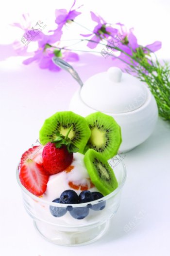 玻璃碗中的葡萄等水果和白色罐高清图片下载