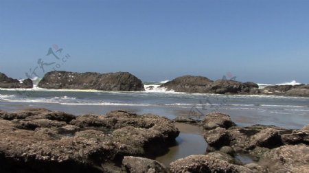 多岩石的海岸的股票视频缩放视频免费下载