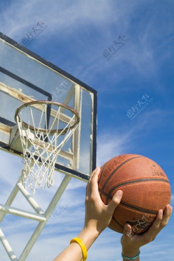 运动青春活力篮球灌篮活跃开心投篮户外挑战极限练习锻炼