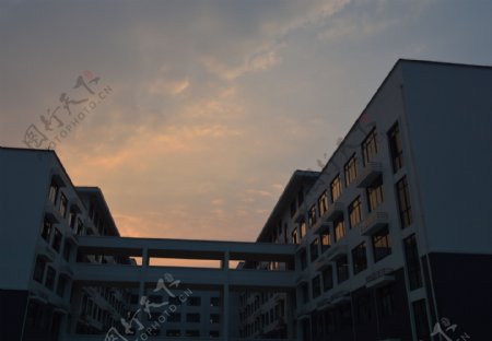 夕阳下的教学楼图片
