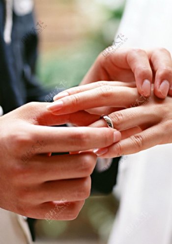 婚礼中戴戒指图片