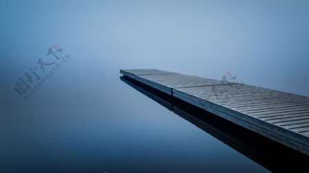 静湖木桥图片