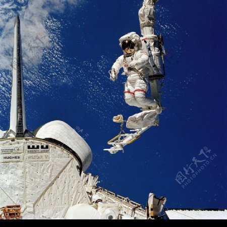 宇航员太空行走图片