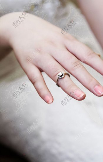 新娘带戒指图片