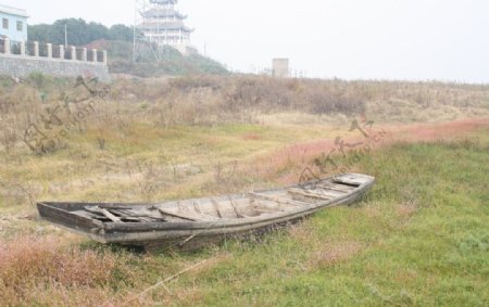 废弃的渔船图片