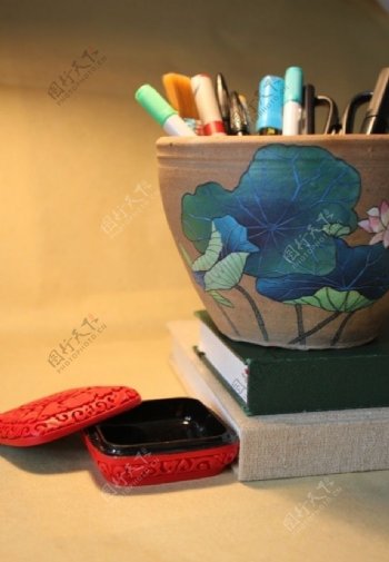 陶钵与漆盒图片