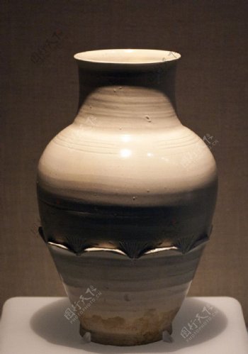 缸瓦窑白釉刻莲瓣纹瓶图片