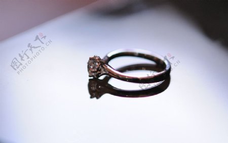 结婚戒指钻戒图片