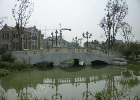 溪水上的小桥图片