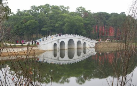 公园里的桥石桥图片