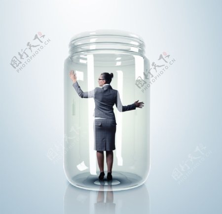罐头瓶里的商务人物图片