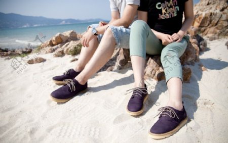 海边情侣鞋子场景图片