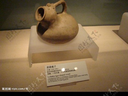 楚文化三国青瓷虎子图片